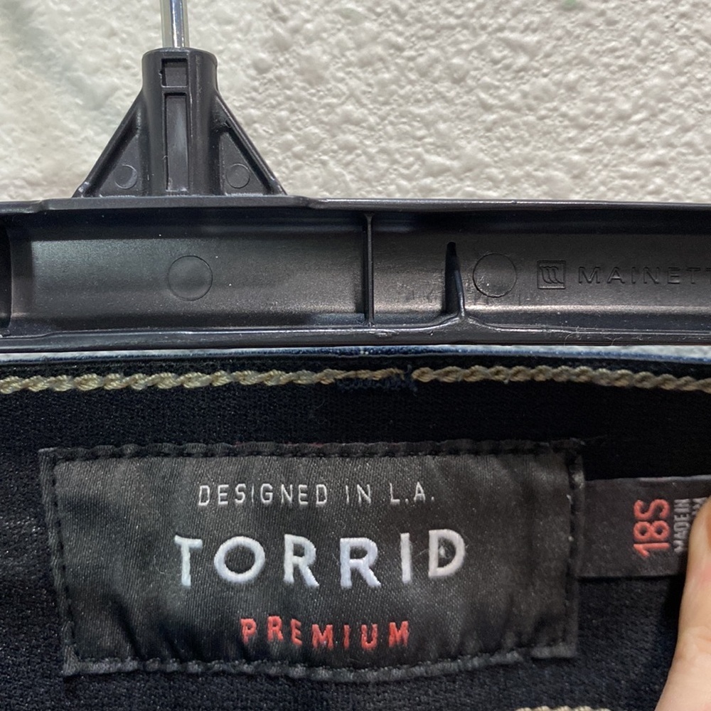 Torrid jeans premium short‎ - Picture 3 of 8